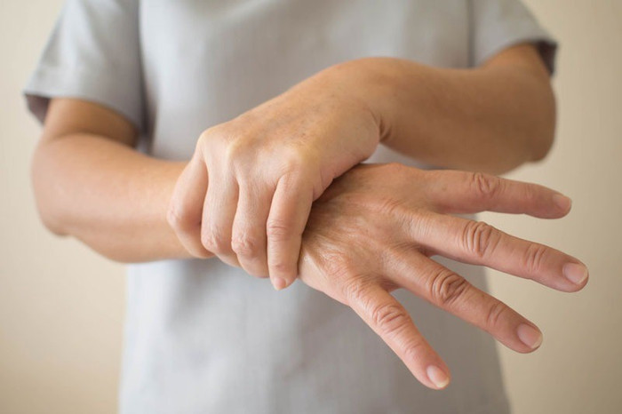 Trước khi xuất hiện cơn đột quỵ, người bệnh cũng rất dễ bị tê hoặc yếu một bên cơ thể. Dấu hiệu này là do não bị thiếu oxy và máu te-yeu.jpg