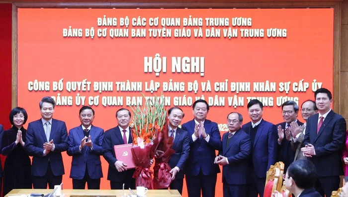 Thường trực Ban Bí thư Trần Cẩm Tú trao Quyết định; Trưởng Ban Tuyên giáo và Dân vận Trung ương Nguyễn Trọng Nghĩa tặng hoa chúc mừng Đảng bộ Cơ quan Ban Tuyên giáo và Dân vận Trung ương
