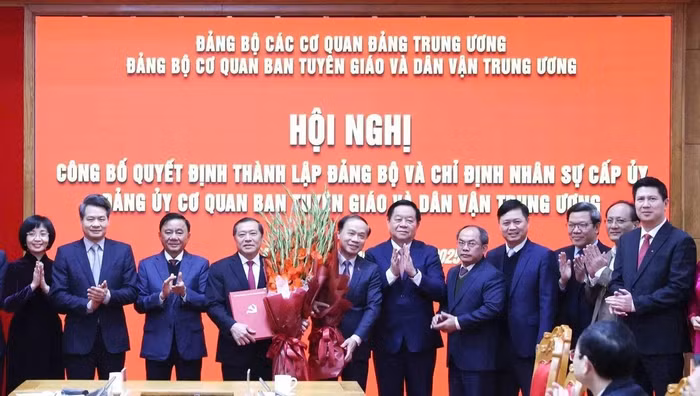Thường trực Ban Bí thư Trần Cẩm Tú trao Quyết định; Trưởng Ban Tuyên giáo và Dân vận Trung ương Nguyễn Trọng Nghĩa tặng hoa chúc mừng Đảng bộ Cơ quan Ban Tuyên giáo và Dân vận Trung ương