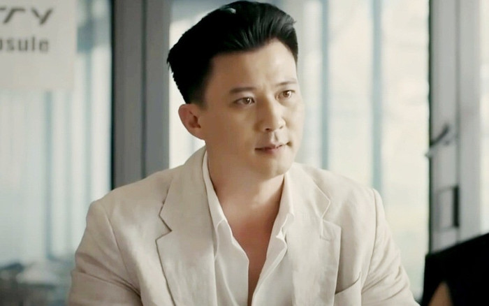 Viễn do Hà Việt Dũng thủ vai, được xây dựng là một người đàn ông thành đạt