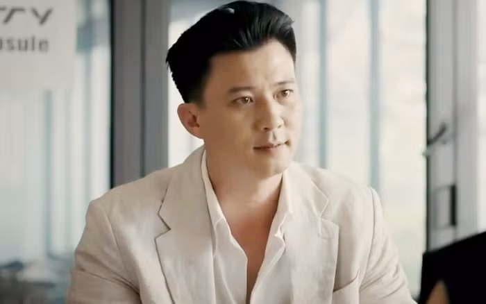 Viễn do Hà Việt Dũng thủ vai, được xây dựng là một người đàn ông thành đạt