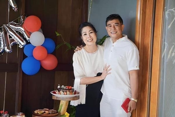 Không chỉ có chồng yêu chiều, giỏi kinh doanh mà nữ nghệ sĩ còn luôn được bạn bè trong giới nghệ sĩ quý mến hv5.jpg