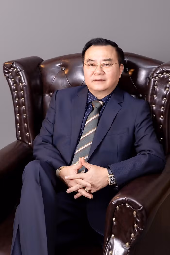 NSND Quốc Trượng sinh năm 1966 tại huyện Quế Võ, tỉnh Bắc Ninh (cũ). Trước khi tham gia Táo quân, NSND Quốc Trượng là nghệ sĩ gạo cội trên các sân khấu chèo. Anh thường đóng vai hề trong các vở chèo, được nhận xét là có nét diễn và sự duyên dáng