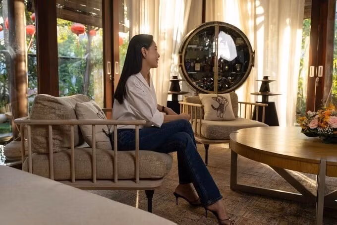 Hệ thống cửa kính lớn bao quanh nhà giúp đón trọn ánh sáng tự nhiên, tạo cảm giác hòa quyện giữa con người và thiên nhiên