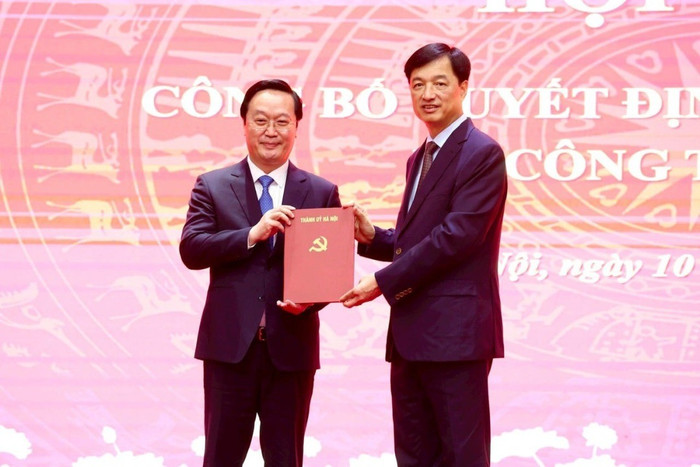 Bí thư Thành ủy Hà Nội Nguyễn Duy Ngọc trao Quyết định của Bộ Chính trị cho ông Nguyễn Đức Trung