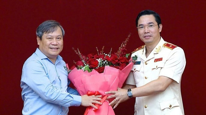Ông Vũ Đại Thắng - Ủy viên Trung ương Đảng, Bí thư Tỉnh ủy, Trưởng Đoàn ĐBQH tỉnh Quảng Ninh - tặng hoa chúc mừng Giám đốc Công an tỉnh Quảng Ninh Trần Văn Phúc được thăng quân hàm Thiếu tướng