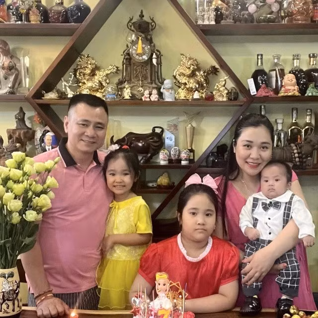 Tổ ấm của NSND Tự Long không chỉ là nơi anh trở về sau ánh đèn sân khấu, mà còn là không gian ngập tràn yêu thương và bình yên bên vợ con