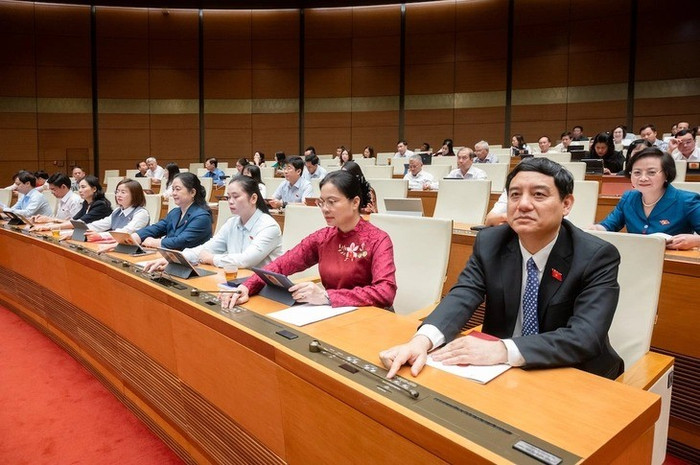 Các đại biểu bấm nút thông qua luật sáng 16/6