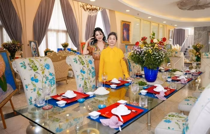 Mê mẩn biệt thự 1.000m2 đẹp như cung điện của Hoa hậu "34 năm không có người kế vị"