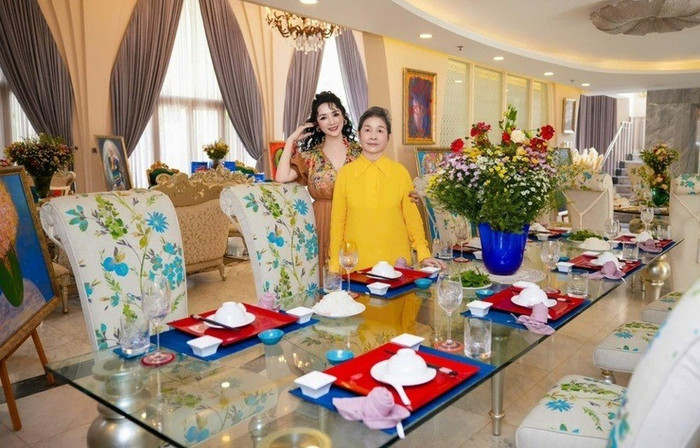 Mê mẩn biệt thự 1.000m2 đẹp như cung điện của Hoa hậu "34 năm không có người kế vị"