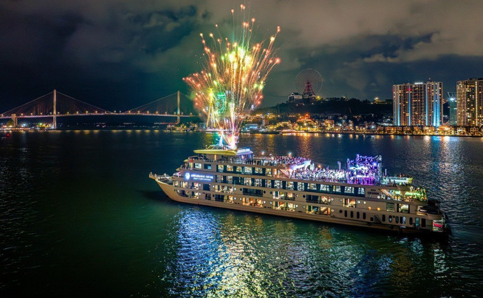 Du thuyền Ambassador Cruise