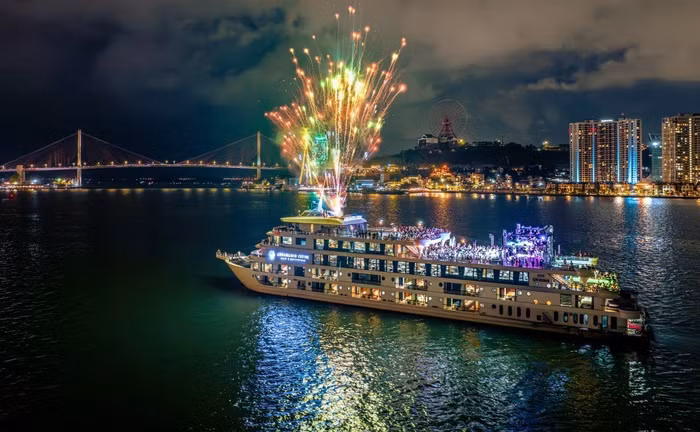 Du thuyền Ambassador Cruise