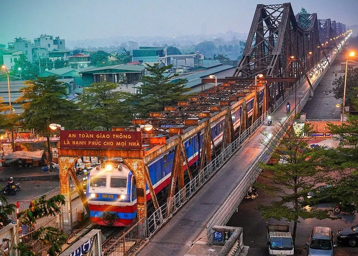 Cấm xe qua cầu Long Biên trong 60 ngày, người dân di chuyển thế nào?