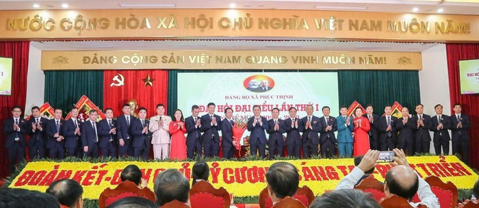 Ông Hà Minh Hải, Trưởng Ban Tổ chức Thành ủy Hà Nội chúc mừng Ban chấp hành Đảng bộ xã Phúc Thịnh