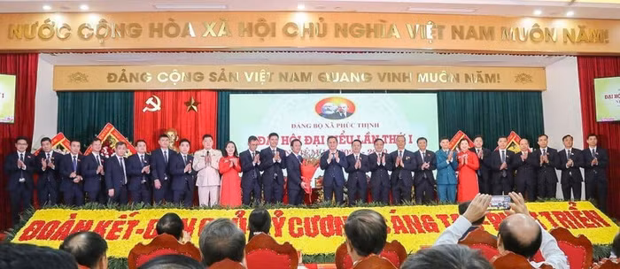 Ông Hà Minh Hải, Trưởng Ban Tổ chức Thành ủy Hà Nội chúc mừng Ban chấp hành Đảng bộ xã Phúc Thịnh