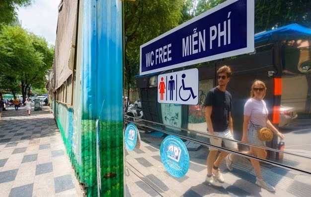 Nhằm phục vụ tốt cho nhân dân, du khách tham dự các hoạt động trong những ngày lễ lớn, Hà Nội vận động các hộ dân trên địa bàn mở cửa nhà vệ sinh miễn phí