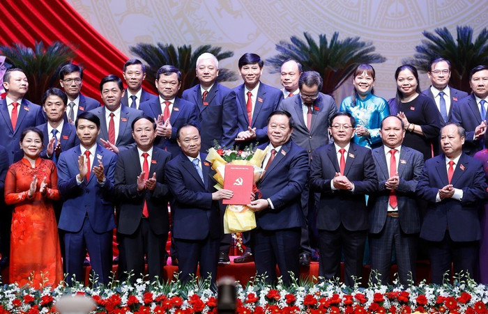 Ủy viên Bộ Chính trị, Trưởng Ban Tuyên giáo và Dân vận Trung ương Nguyễn Trọng Nghĩa (thứ 4 từ phải sang) trao quyết định và tặng hoa chúc mừng tân Bí thư Tỉnh ủy Gia Lai Thái Đại Ngọc