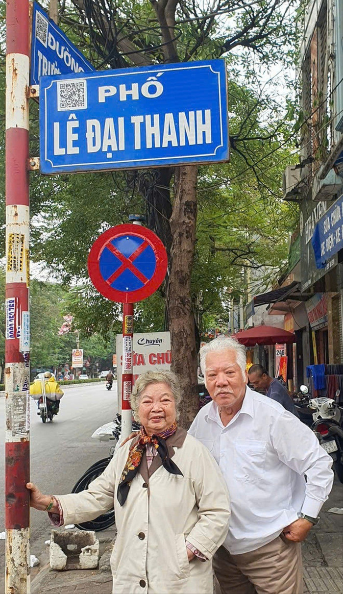 NSND Lê Chức (phải) và NSƯT Lê Mai trên phố Lê Đại Thanh - con đường được đặt tên bố của 2 nghệ sĩ - ở Hải Phòng c33jpg-1755066550445-294.jpg