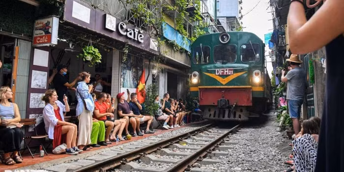 Phố cafe đường tàu Hà Nội sắp…ế khách?