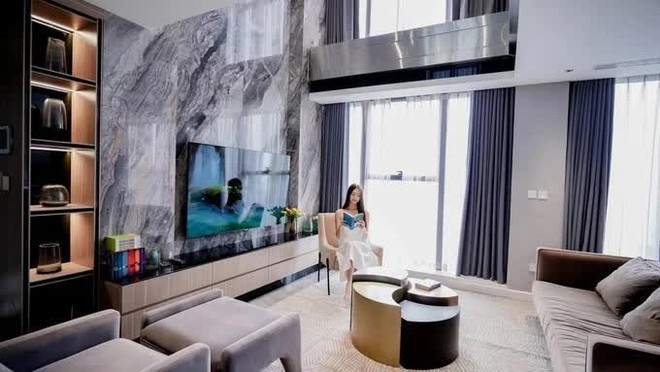 Căn hộ của nàng hậu có hai tầng, không gian thoáng đãng, nằm gần bờ sông Hồng và nhìn ra cầu Nhật Tân, Hồ Tây... ltl.jpg