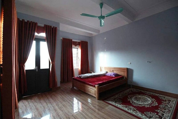 Phòng ngủ của bố mẹ chàng cầu thủ cũng rất rộng, nội thất gỗ và vật dụng trang trí như rèm cửa, thảm nhà có tông màu đỏ thẫm ấm cúng