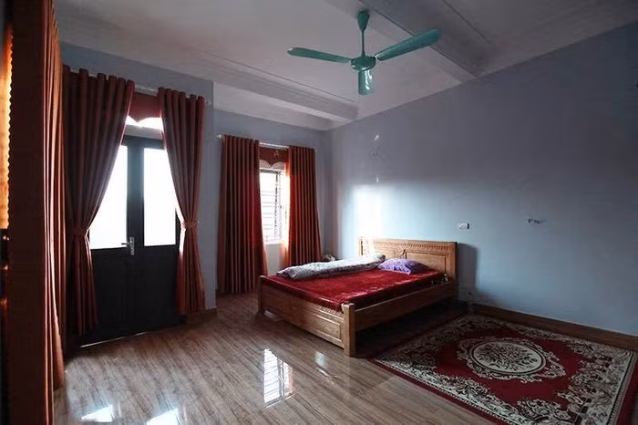Phòng ngủ của bố mẹ chàng cầu thủ cũng rất rộng, nội thất gỗ và vật dụng trang trí như rèm cửa, thảm nhà có tông màu đỏ thẫm ấm cúng