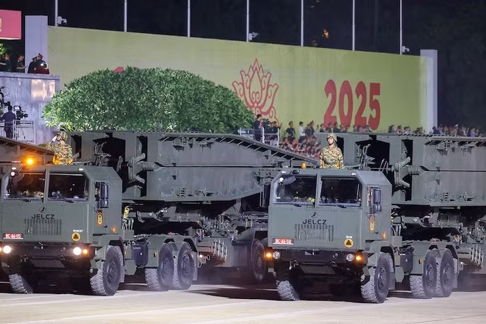 Sự xuất hiện của các khối xe pháo quân sự, vũ khí, khí tài quy mô lớn là điểm nhấn trong buổi tổng hợp luyện diễu binh, diễu hành A80 diễn ra vào tối 21/8