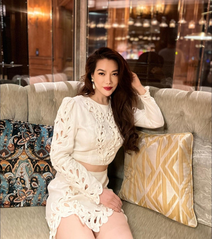 Chỉ một ngày trước khi bị bắt, Trương Ngọc Ánh vẫn xuất hiện rạng rỡ trên mạng xã hội. Cô diện crop top kết hợp váy ngắn ren, khoe vòng eo thon gọn và đôi chân gợi cảm khi tham dự tiệc sinh nhật của một người bạn thân Chỉ một ngày trước khi bị bắt, Trương Ngọc Ánh vẫn xuất hiện rạng rỡ trên mạng xã hội. Cô diện crop top kết hợp váy ngắn ren, khoe vòng eo thon gọn và đôi chân gợi cảm khi tham dự tiệc sinh nhật của một người bạn thân