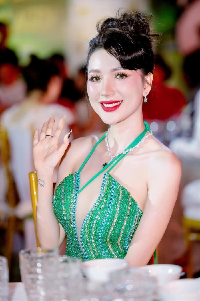 Ngân Collagen từng tiết lộ bộ trang sức này có giá 147 tỷ đồng 49074005231789648455854078183085-3684.jpg