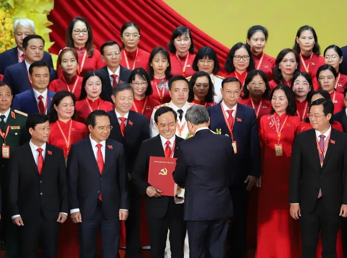 Tổng Bí thư Tô Lâm trao quyết định, tặng hoa chúc mừng Bí thư Thành ủy TP.HCM Trần Lưu Quang