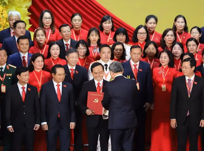 Tổng Bí thư Tô Lâm trao quyết định, tặng hoa chúc mừng Bí thư Thành ủy TP.HCM Trần Lưu Quang