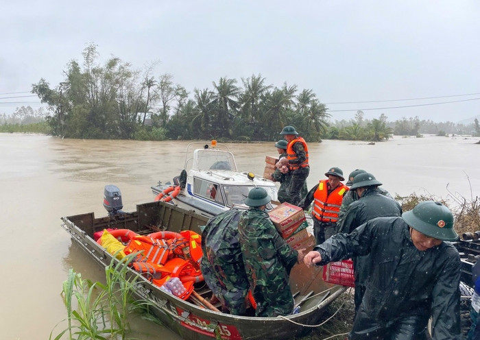 Công tác cứu hộ, cứu nạn được triển khai khẩn cấp ở các địa bàn ngập lụt