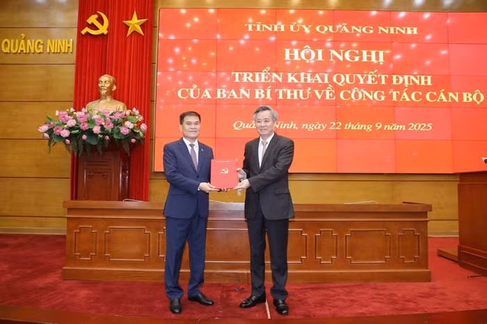Ông Nguyễn Quang Dương, Ủy viên Trung ương Đảng, Phó trưởng ban Ban Tổ chức Trung ương trao Quyết định cho ông Bùi Văn Khắng