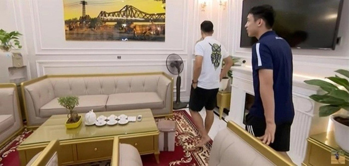 Căn nhà được thiết kế theo phong cách tân cổ điển, nổi bật với tông màu trắng sang trọng và tinh tế. Đặc biệt, phần nội thất bên trong được chính bố của anh lên ý tưởng, mang lại không gian ấm cúng và gần gũi.