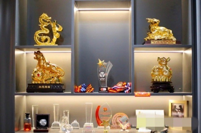 Ở tầng 2, Văn Toàn thiết kế theo sở thích riêng, mang phong cách hiện đại, thể hiện cá tính của người trẻ. Phòng ngủ của Văn Toàn ở tầng này, được trưng bày nhiều huy chương, cúp, quà... của người hâm mộ tặng