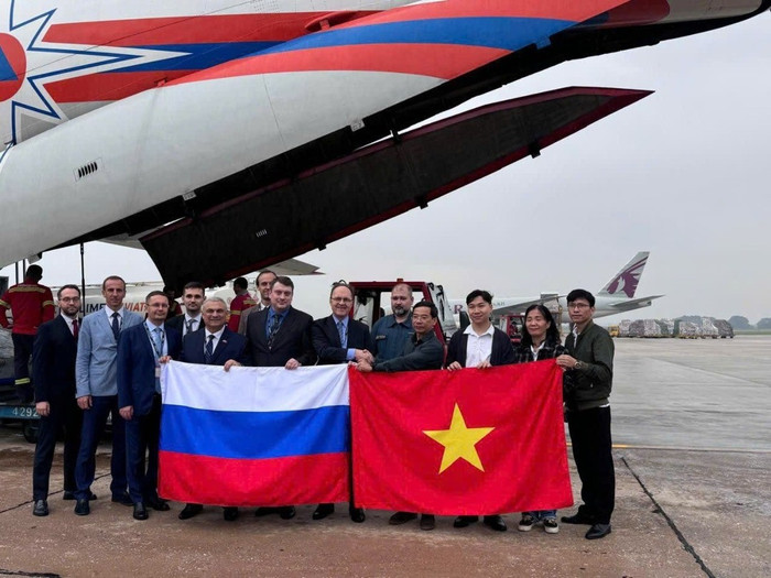 Máy bay Nga chở 30 tấn hàng viện trợ khẩn cấp cho người dân Việt Nam ở vùng lũ