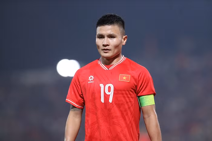 Nguyễn Quang Hải, sinh ngày 12 tháng 4 năm 1997, là một cầu thủ bóng đá chuyên nghiệp người Việt Nam hiện đang thi đấu ở vị trí tiền vệ tấn công hoặc tiền vệ cánh. Anh hiện là đội trưởng của câu lạc bộ V.League 1 Công an Hà Nội và là thành viên không thể thiếu của đội tuyển bóng đá quốc gia Việt Nam. Với chiều cao 1m68 và cân nặng 65kg, Quang Hải không phải là cầu thủ có thể hình lý tưởng nhưng bù lại, anh sở hữu một bộ kỹ năng cá nhân điêu luyện, tư duy chơi bóng hiện đại và khả năng tạo ra đột biến trong mọi khoảnh khắc. Cầu thủ gốc Hà Nội đã sở hữu những danh hiệu cá nhân cao quý như Quả bóng vàng Việt Nam 2018, Quả bóng đồng Việt Nam 2017 và 2025, cùng danh hiệu cầu thủ xuất sắc nhất AFF Cup 2018