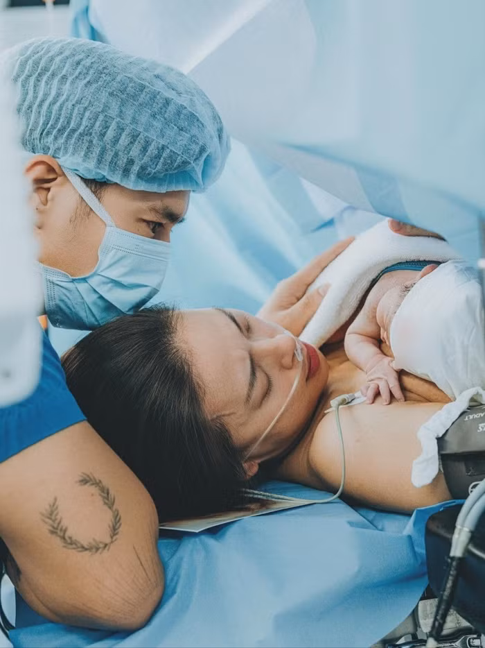 Diễn viên Ngô Thanh Vân và chồng bên con gái đầu lòng