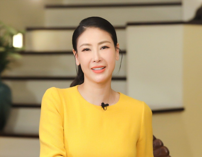 Hà Kiều Anh từng tâm sự cô may mắn khi có được gia đình hạnh phúc, bạn bè yêu thương hoa-hau-ha-kieu-anh-6407.jpg