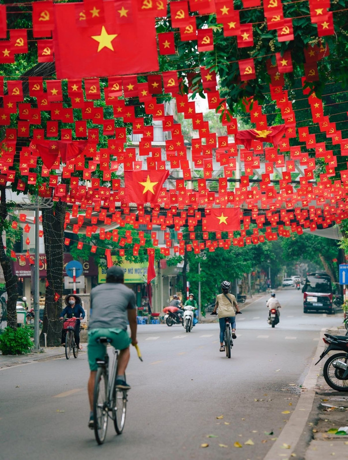Đường phố Hà Nội trang hoàng rực rỡ cờ hoa chào mừng 80 năm Quốc khánh 533558954-1204630851705892-92086.jpg
