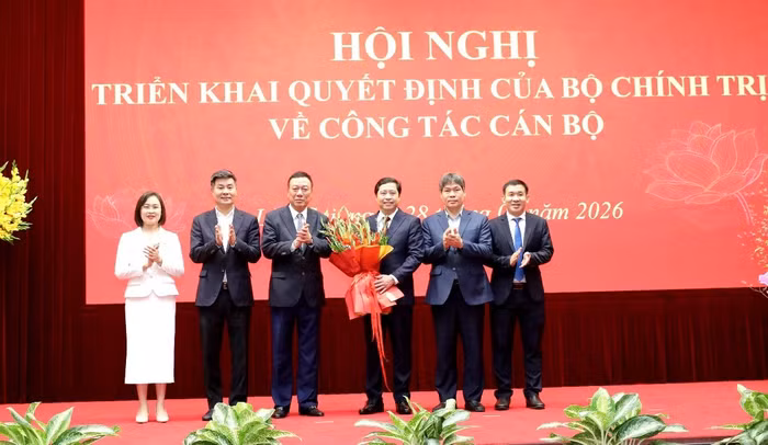 Lãnh đạo Thanh tra Chính phủ tặng hoa chúc mừng đồng chí Dương Quốc Huy, tân Bí thư Tỉnh ủy Lào Cai