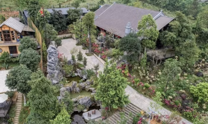 Tại cơ ngơi này, Phạm Phương Thảo xây dựng điện thờ, nhà nghỉ, hòn non bộ và các con đường, tất cả đều được thiết kế nương theo địa hình đồi núi. Song song với việc hoàn thiện các hạng mục, cô trồng hàng nghìn cây ăn quả và cây cảnh, đồng thời giữ nguyên bãi đá tự nhiên, đổ thêm đất để trồng cây, tạo cảnh quan luôn xanh mướt