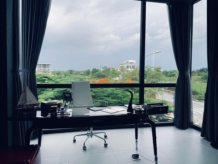 Phòng làm việc của nam diễn viên được bố trí nội thất khá đơn giản, có view hướng về đường phố