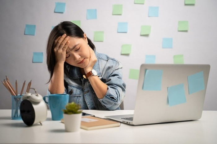 Dân văn phòng thường xuyên ngồi lâu, uống ít nước, thức khuya, nhịn tiểu, bỏ bữa sáng... khiến thận dần suy yếu mà không hay biết