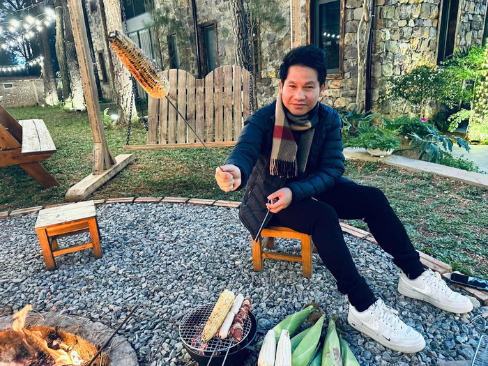 Ca sĩ Trọng Tấn, người được mệnh danh là “ông hoàng nhạc đỏ”, không chỉ nổi tiếng với giọng ca đầy nội lực mà còn khiến người hâm mộ yêu mến bởi cuộc sống giản dị và những không gian sống gần gũi với thiên nhiên. Ngoài căn biệt thự sân vườn tại quê nhà Thanh Hóa, hay căn nhà gần hồ Hoàng Cầu (Hà Nội), cách đây vài năm Trọng Tấn cùng bạn bè thân thiết đã đầu tư xây dựng một biệt thự ngoại ô rộng 4.000 m2 tại đồi thông Sóc Sơn, Hà Nội