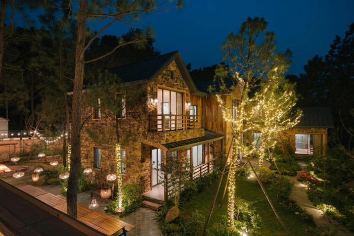 Biệt thự có tổng cộng bảy phòng ngủ, một phòng khách rộng rãi và khu bếp riêng biệt. Không gian được thiết kế mở, hướng đến sự thoải mái và gần gũi