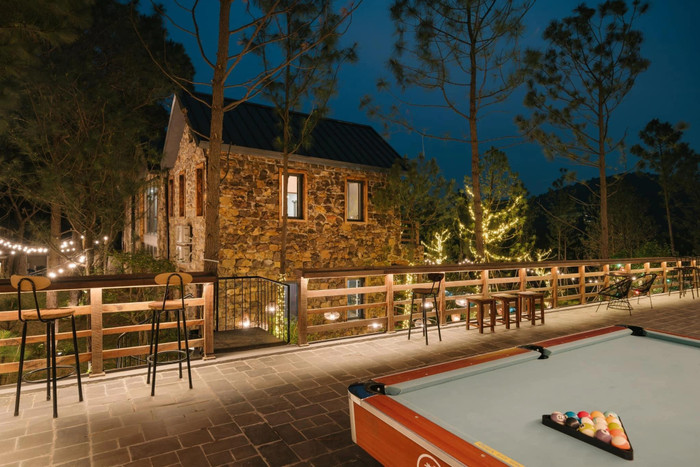 Tầng trên của khu vực bếp là không gian giải trí, nơi mọi người có thể chơi bi-a hoặc tham gia các hoạt động ngoài trời với tầm nhìn hướng rừng thông cực “chill”.