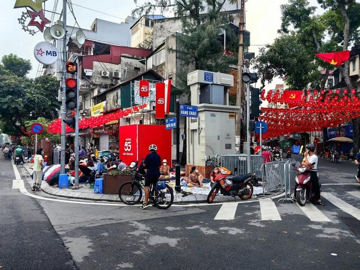 Đến khoảng 9h sáng, thời tiết bắt đầu trở nên oi bức, nhưng mọi người vẫn kiên nhẫn bám trụ tại vị trí đẹp, chờ đợi buổi tổng duyệt diễu binh - diễu hành 3.jpg