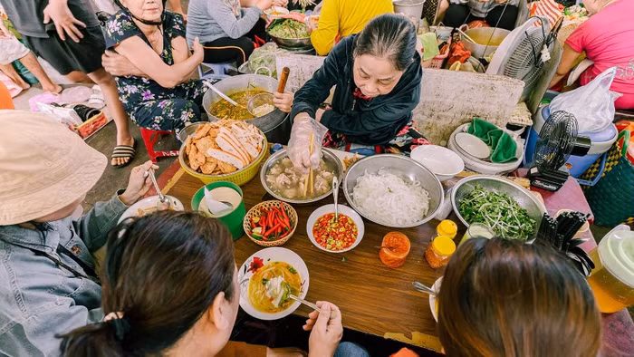 Người dân địa phương thưởng thức ẩm thực đường phố