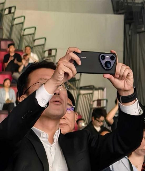 CEO Huawei đã vô tình để lộ thiết kế Pura 80 Ultra picture2.jpg